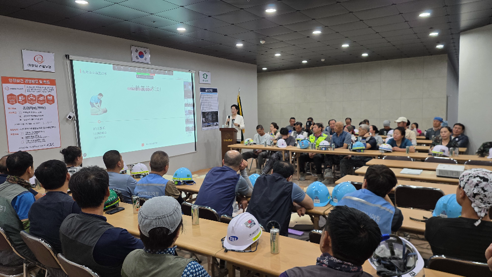 외국인 근로자들이 외국인 안전문화 지도사의 강의를 경청하고 있다.(사진=한화 건설부문)