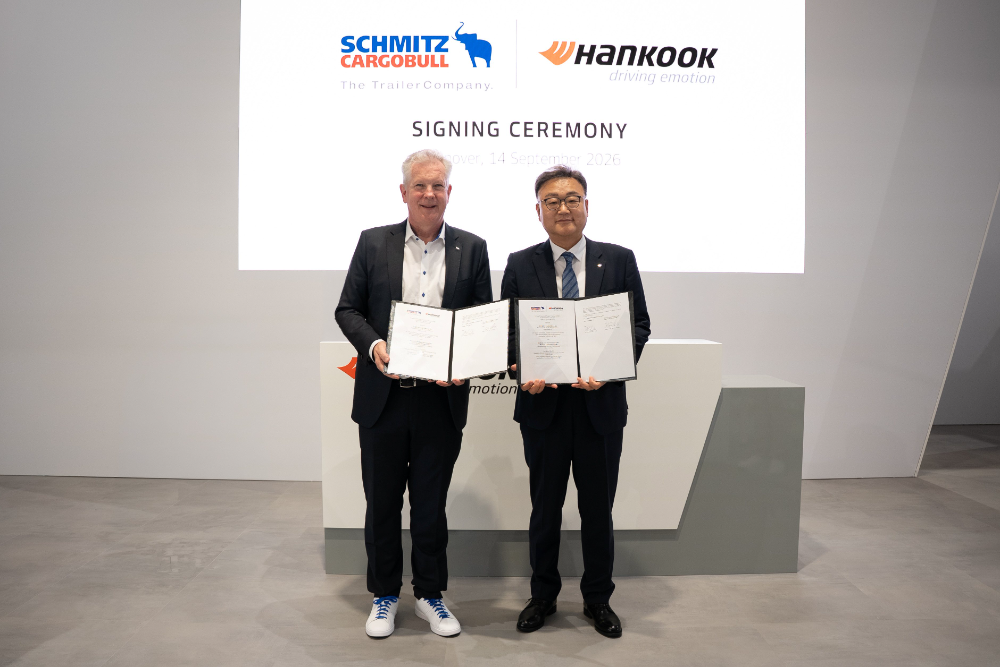 (왼쪽부터) 안드레아스 슈미츠(Andreas Schmitz) 슈미츠 카고불(Schmitz Cargobull) 대표이사(CEO), 박종호 한국타이어 유럽 본부장 사장.(사진=한국타이어)