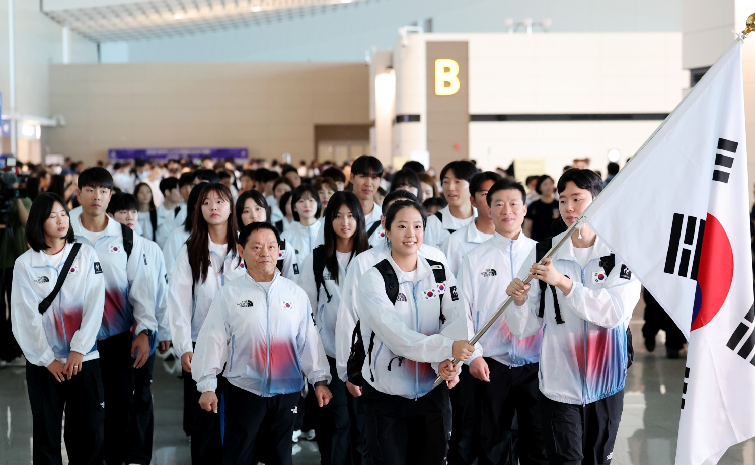2026 아이치·나고야 아시안게임(AG)에 나서는 대한민국 선수단이 17일 인천 영종도 인천국제공항 제2여객터미널에서 출국 행사를 마친 뒤 함께 이동하고 있다. 사진=연합뉴스
