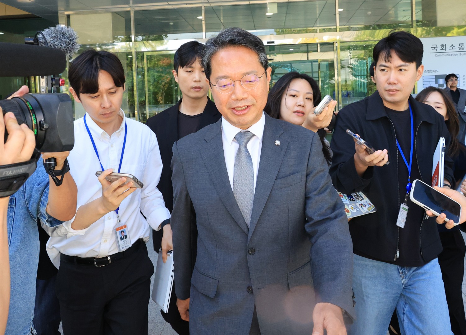 김승원 법무부 장관 후보자가 19일 사퇴 기자회견을 마치고 국회 소통관을 나서고 있다. 사진=연합뉴스