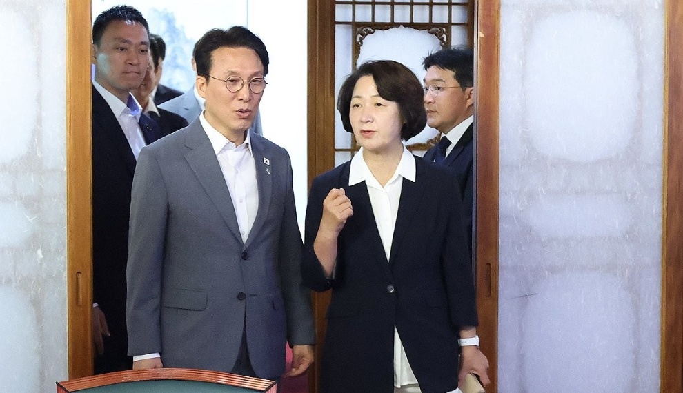 대화하는 김민석 국무총리와 추미애 경기도지사 당선인(사진=연합뉴스)