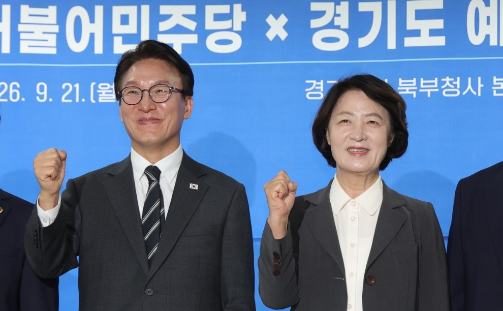 기념촬영하는 김민석과 추미애(사진=연합뉴스)