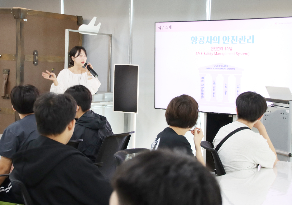 9월 18일(금) 트리니티항공이 국립항공박물관에서 서울 송정중학교 학생들을 대상으로 항공 진로 교육 강연을 진행하고 있다.(사진=트리니티항공)