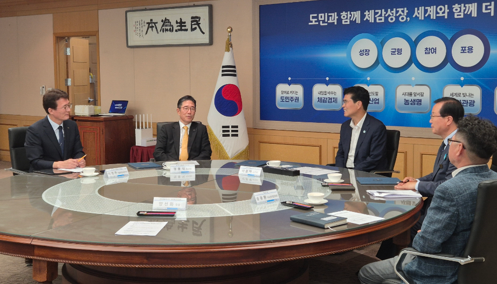 TS 정용식 이사장(사진 중앙)과 이원택 전북특별자치도지사(사진 맨 오른쪽), 유희태 완주군수(사진 맨 왼쪽)이 기념사진을 찍고 있는 모습.(사진=TS)