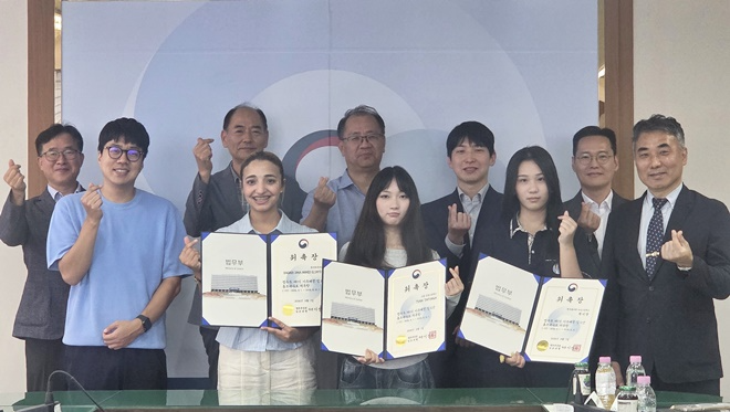 서울청에서 선발된 3명의 이주배경 청소년 홍보대사와 기념촬영.(사진제공=서울출입국·외국인청)