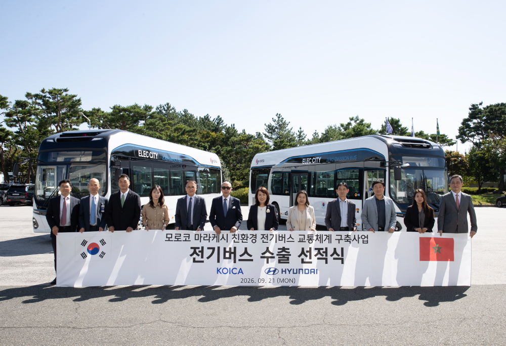 국내 전달식에 참석한 이승민 현대차 상용상품실 상무(왼쪽에서 다섯 번째), 샤픽 라샤디(Chafik Rachadi) 주한 모로코 대사(왼쪽에서 여섯 번째), 도영아 코이카 지역사업2본부 이사(왼쪽에서 일곱 번째) 등 관계자 12명이 기념 촬영을 하고 있다.(사진=현대자동차)