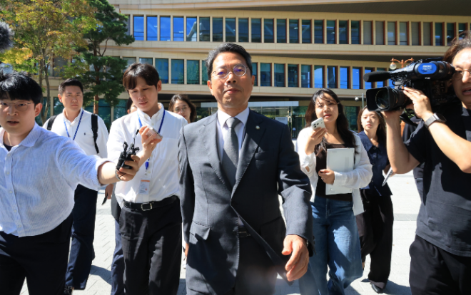 질문에 답없이 떠나는 김승원 후보자.(사진=연합뉴스)