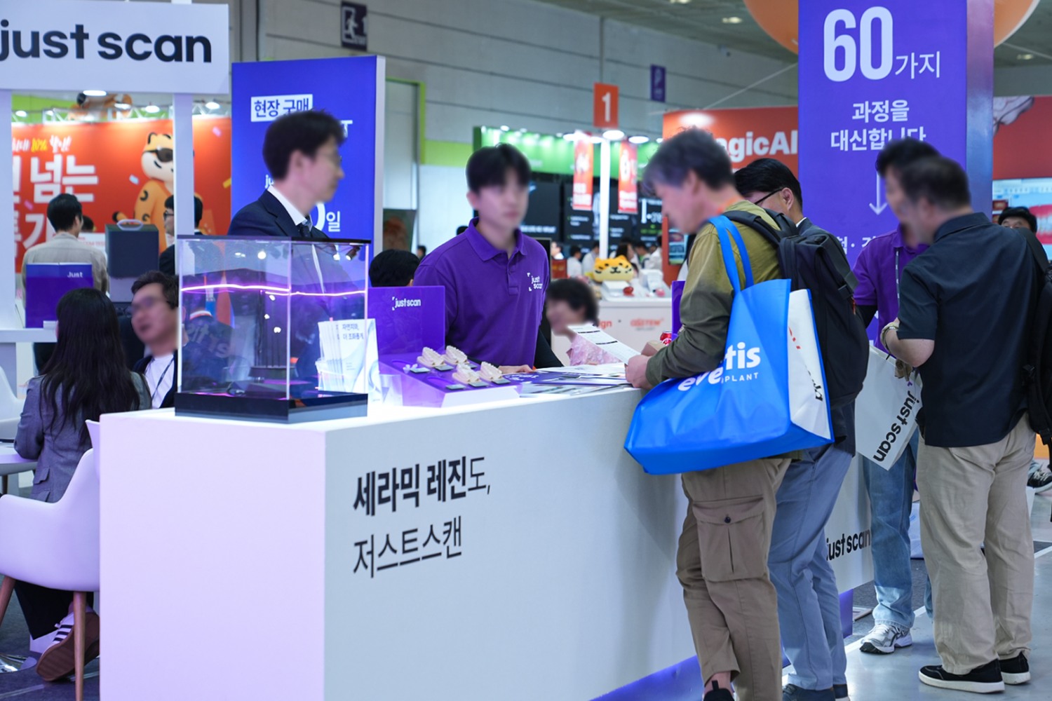 (Photo: On-site consultation and demonstration at the booth / Courtesy of Gloud)