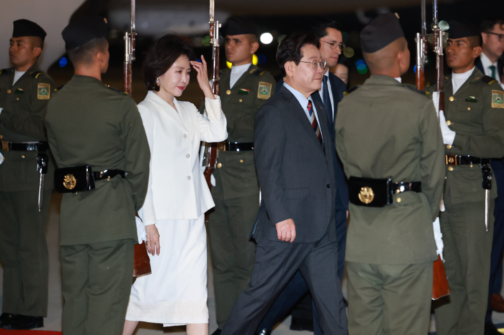 멕시코를 국빈방문한 이재명 대통령과 김혜경 여사가 23일(현지시간) 멕시코시티 펠리페 앙헬레스 국제공항에 도착한 공군 1호기에서 내려 이동하고 있다.(사진=연합뉴스)