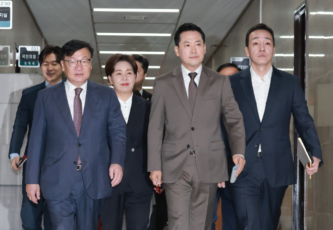 최고위원회의 향하는 국민의힘 지도부.(사진=연합뉴스)