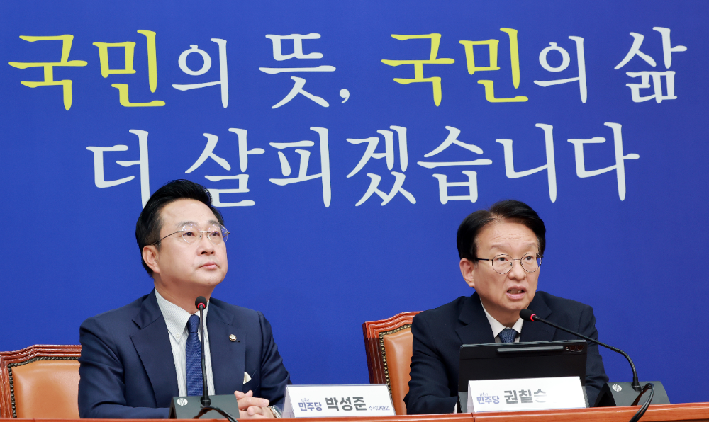 더불어민주당 권칠승 정책위의장과 박성준 수석대변인이 27일 국회에서 추석민심 기자간담회를 하고 있다.(사진=연합뉴스)