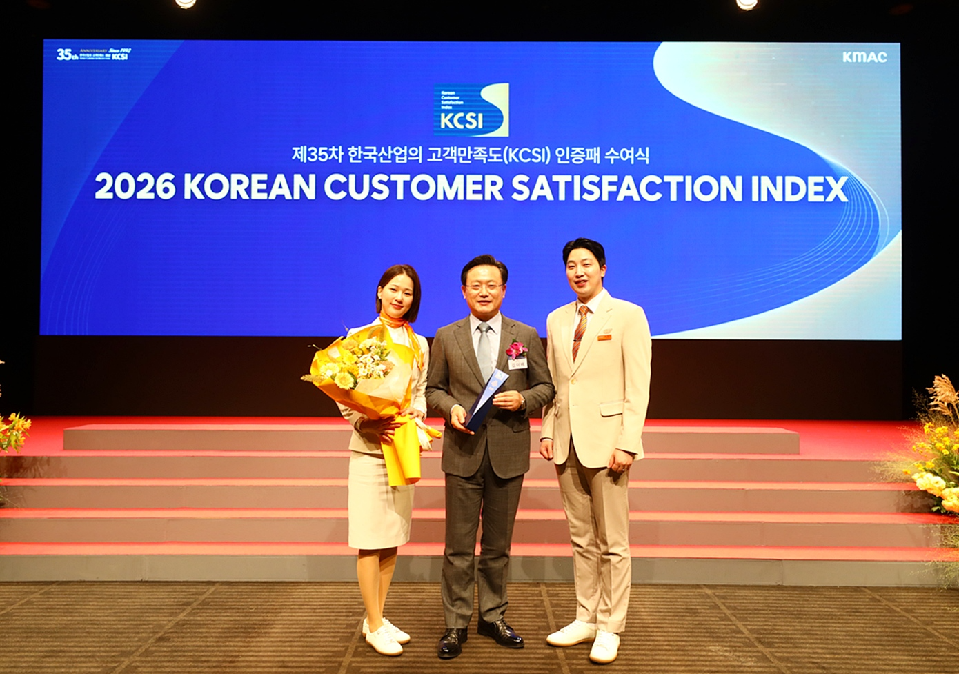 김이배 제주항공 대표이사(사진 가운데)가 30일 호텔신라 서울에서 진행된 ‘제35차 한국산업의 고객만족도(KCSI) 인증패 수여식’에서 한국산업의 고객만족도(KCSI) 국내선항공 부문 1위 선정을 기념하며 사진 촬영을 하고 있다.(사진=제주항공)