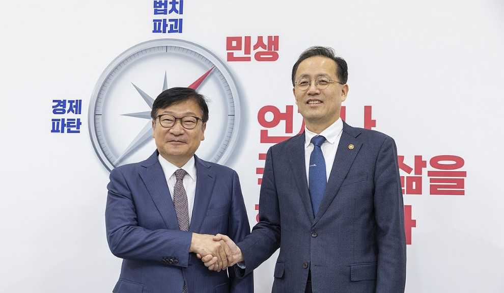 정점식 원내대표, 이형일 부총리와 악수(사진=연합뉴스)