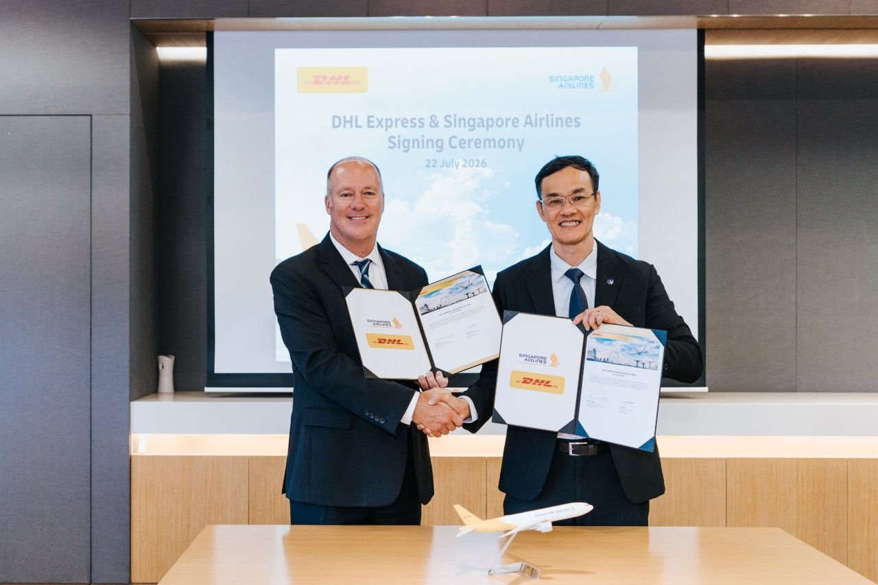 (사진자료) 세계적인 국제특송기업 DHL 익스프레스가 싱가포르항공과 싱가포르 창이공항을 기반으로 운영 중인 보잉 777 화물기 5대에 대한 승무원, 정비 계약을 갱신했다. 트래비스 콥(Travis Cobb) DHL 익스프레스 글로벌 네트워크 및 항공 운영 부문 수석 부사장(좌), 리릭신(LeeLikHsin) 싱가포르항공 최고상업책임자(우)가 기념사진을 촬영하고 있다.