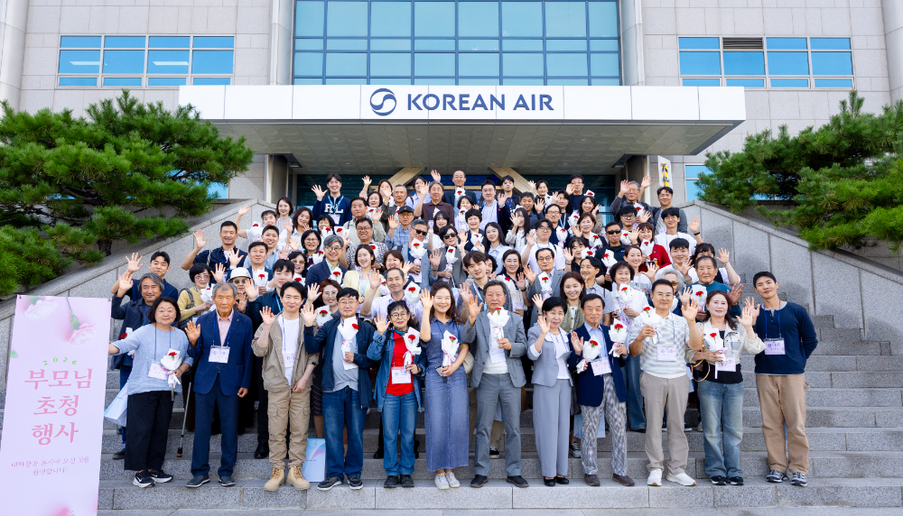 지난 9월 30일 1차 행사에 참석한 양사 가족들이 본사 주요 시설 견학을 마친 뒤 기념사진을 촬영하는 모습.(사진=대한항공)