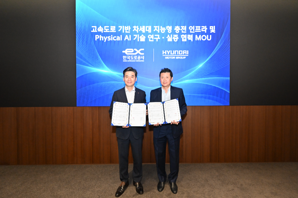 (왼쪽부터) 한국도로공사 조성민 도로교통연구원장과 현대차그룹 미래전략본부장 정호근 부사장.(사진=현대차그룹)