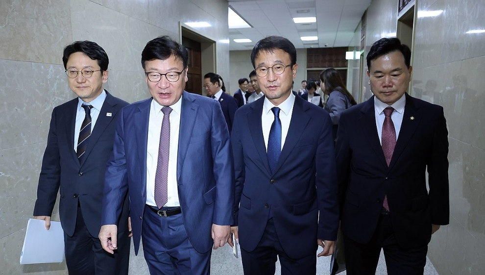 얘기 나누는 여야 원내대표(사진=연합뉴스)