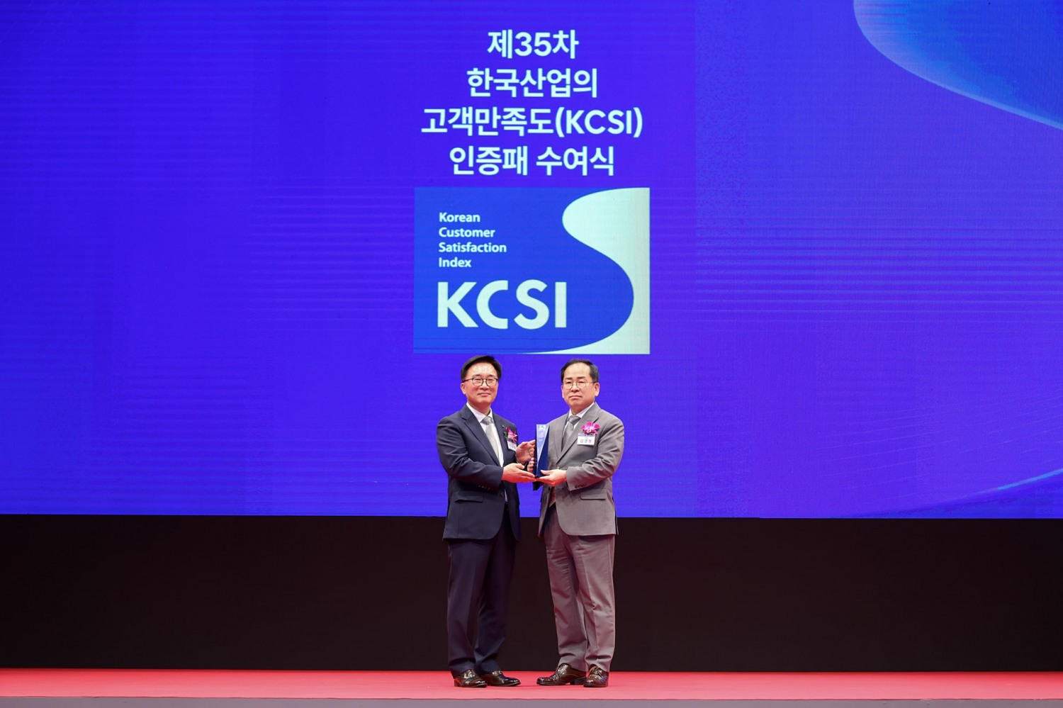 30일 서울 중구 소재 호텔신라에서 열린 2026년 한국산업의 고객만족도 인증패 수여식에서 롯데렌탈 대표이사 직무대행 김경봉 전무(오른쪽)와 한수희 KMAC 대표이사가 기념사진을 촬영하고 있다.(사진=롯데렌탈)