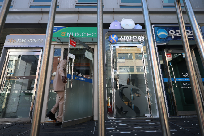 지난 4일, 서울 시내에 설치된 여러 은행 ATM기. (사진=연합뉴스)