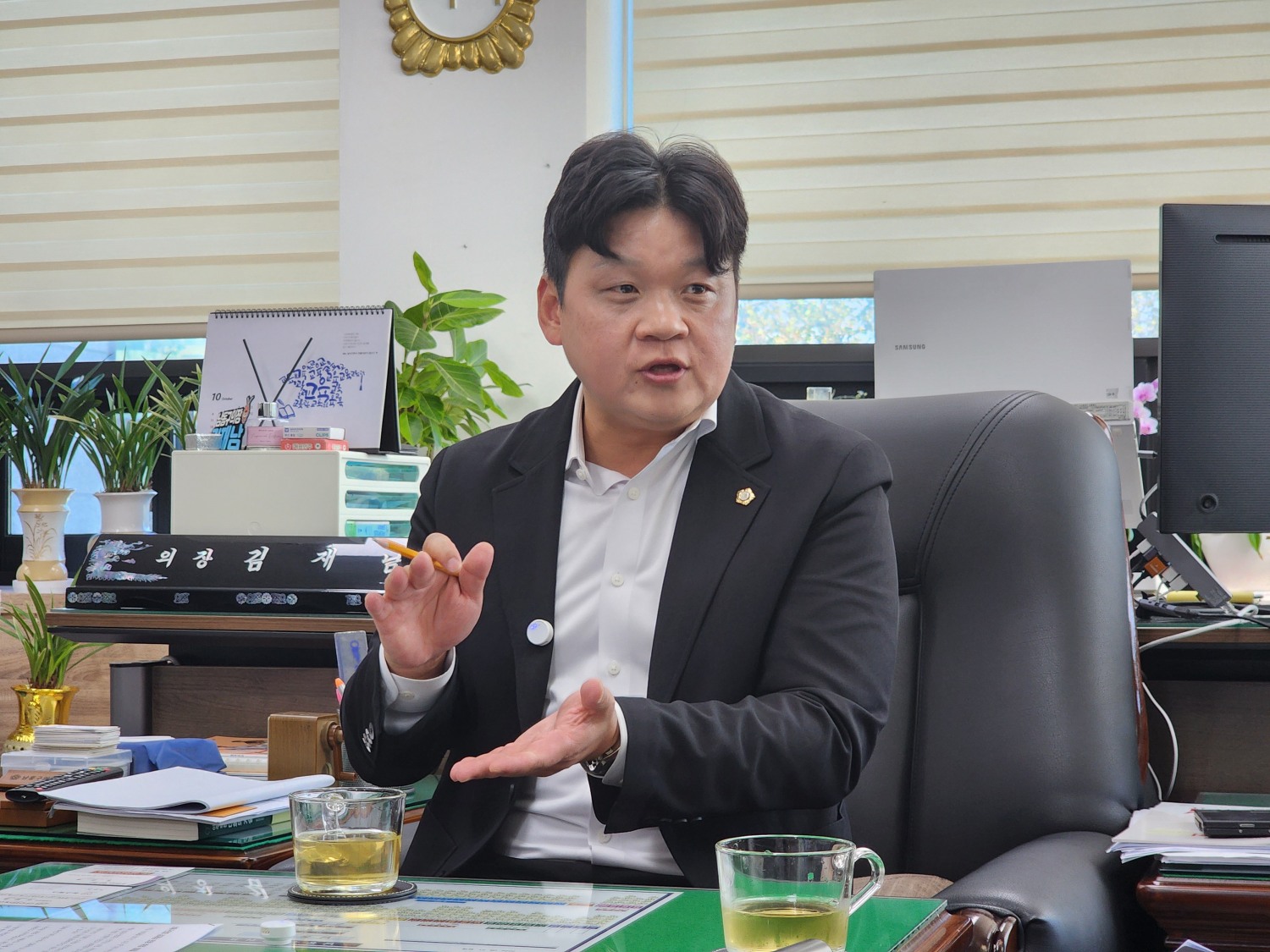 김재남 인천 남동구의회 의장이 지난 6일 대한기자연합회와 취임 100일 인터뷰를 하고 있다.(사진: 대한기자연합회)