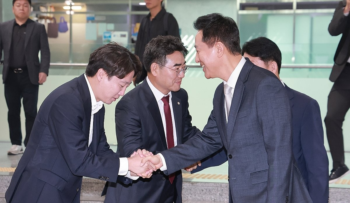 인사하는 오세훈 서울시장과 개혁신당 이준석 의원(사진=연합뉴스)