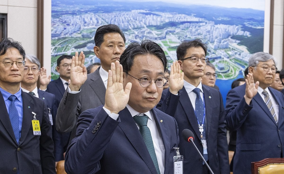국토위 국감에서 증인 선서하는 이성훈 LH 사장과 기관 증인들(사진=연합뉴스)