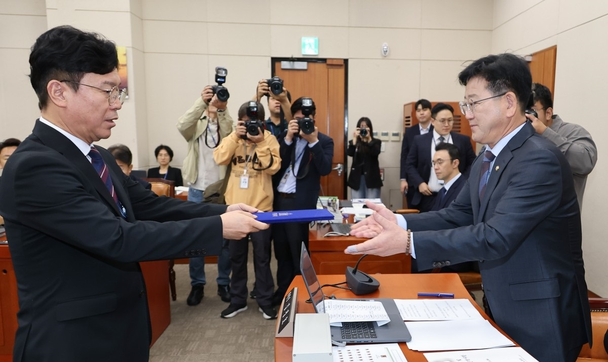 선서문 제출하는 김영훈 고용노동부 장관(사진=연합뉴스)