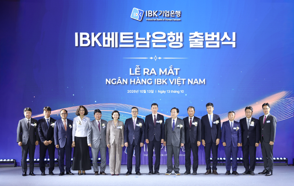 지난 13일 베트남 하노이에서 개최된 'IBK베트남은행 출범식'에서 (왼쪽 여섯 번째부터) 이미연 주베트남 대한민국 대사, 팜꽝중 베트남 중앙은행 부총재, 장민영 IBK기업은행장, 김기문 중소기업중앙회 회장, 고태연 주베트남한국상공인연합회 회장, (맨 오른쪽) 박경일 IBK베트남은행 법인장 등이 기념촬영을 하고 있다. 사진=IBK기업은행