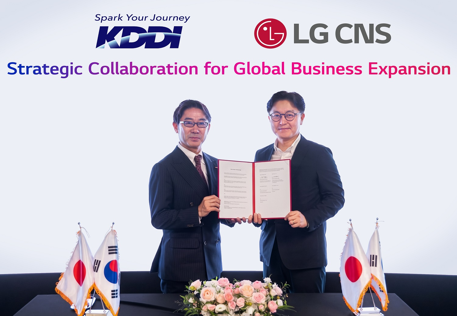 LG CNS 통신/유통/서비스사업부장 박상균 전무(오른쪽)와 KDDI 비즈니스그로스 사업본부 마츠우라 켄타로 부사업본부장이 업무협약식에서 사진촬영 하는 모습. 사진=LG CNS