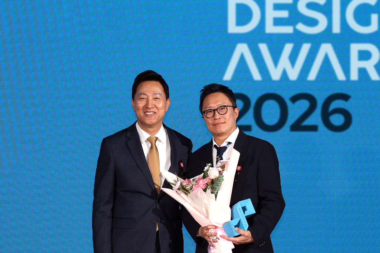 현대차 이름 없는 숲 캠페인 ‘ESG 디자인 임팩트상’ 수상 이후, 기념 사진을 찍는 오세훈 서울시장(왼쪽)과 현대차 브랜드마케팅본부 지성원 부사장(오른쪽).(사진=현대자동차)