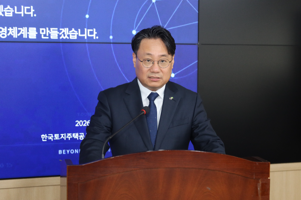 15일(목) LH 서울지역본부에서 열린 「LH AI 대전환」 선포식에서 이성훈 LH 사장이 「LH AI 대전환」 운영체계 출범을 공식화하며 발언하고 있다.(사진=LH)
