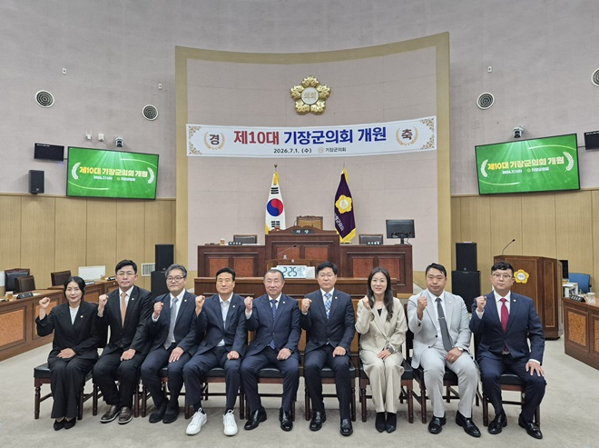 (왼쪽부터)조혜원, 구본영, 김대준, 박우식, 김원일(의장), 허준섭, 구혜진, 황준우, 김명원.(사진제공=부산 기장군의회)