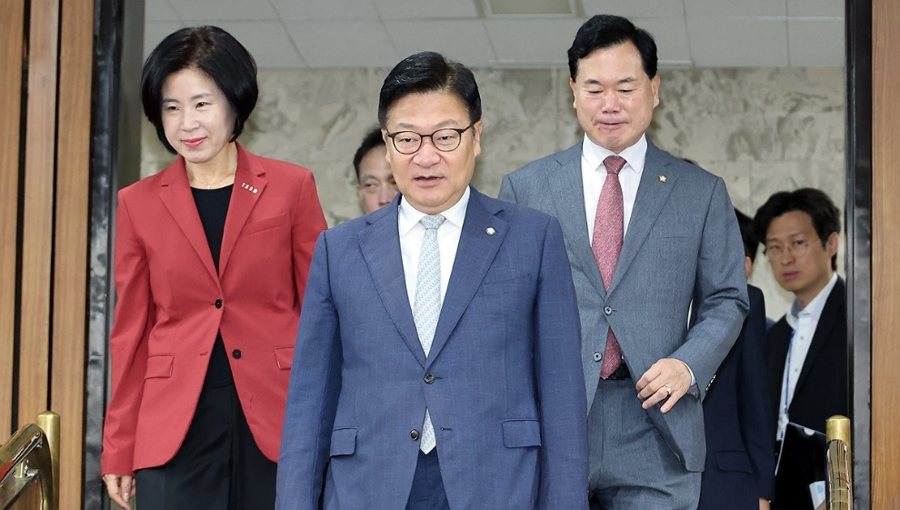 국정감사 대책 회의 입장하는 국민의힘 정점식 원내대표(사진=연합뉴스)