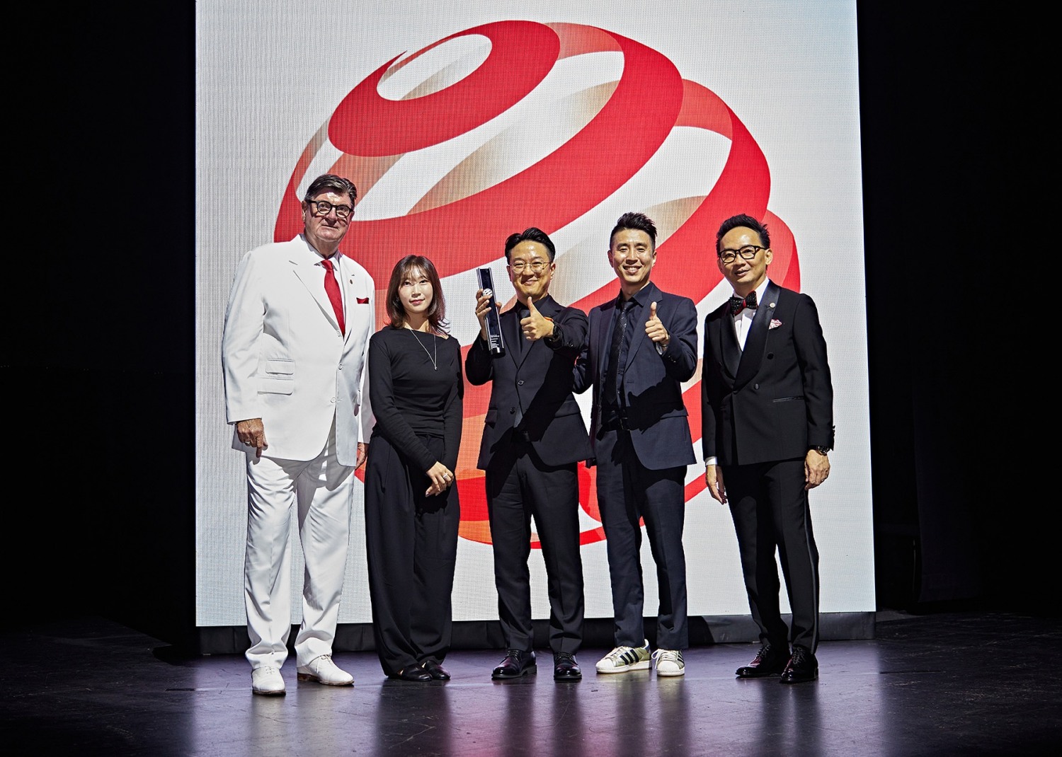 (왼쪽부터) 레드닷 CEO 피터 젝, 한국타이어 '아이플렉스 Gen2' 프로젝트 담당자 3명, 레드닷 아시아태평양지역 사장 켄 쿠.(사진=한국타이어)