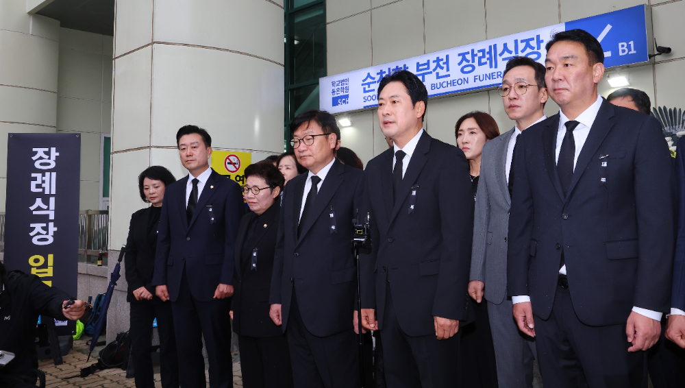 국민의힘 장동혁 대표가 18일 경기 부천시 순천향대학교 부천병원 장례식장에 마련된 부천 공장 화재 순직 고(故) 김진석 소방위의 빈소 조문을 마친 뒤 발언하고 있다.(사진=연합뉴스)