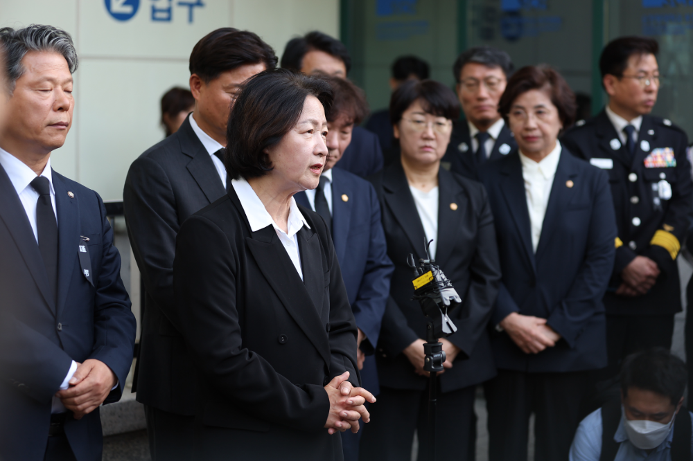 순직 소방관 빈소 조문 마친 추미애 경기도지사.(사진=연합뉴스)