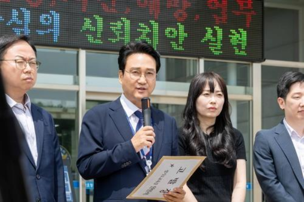 고발장 제출하는 안민석 경기도교육감.(사진=경기도교육청)