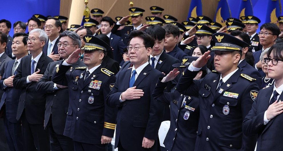 국기에 경례하는 이재명 대통령(사진=연합뉴스)