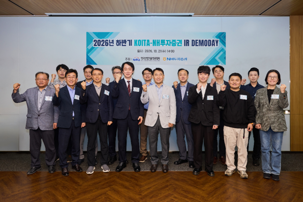 NH투자증권은 프리미어블루 삼성동센터에서 한국산업기슬진흥협회와 공동으로 ‘2026 하반기 KOITA IR DEMODAY’를 개최하고 기념 촬영을 하고 있다. (첫째줄 왼쪽부터) 엠피웍스 주성호 대표, 셀인셀즈 김종호 전무, 바이오션 윤준호 전, 바이오메트릭스테크놀로지 김태선 대표, KOITA 김종훈 상임이사, 루덴스 정지환 대표, NH투자증권 송인섭 부장, 릴리커버 안선희 대표. 사진=NH투자증권