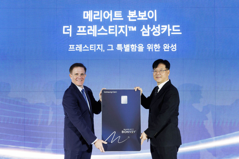 10월 22일 엔헤이븐(강남구 소재)에서 진행된 출시 기념 행사에서 삼성카드 마케팅본부장 김대순 부사장 (오른쪽), 메리어트 인터내셔널 아시아 태평양 부문 존투미(John Toomey) 부사장(왼쪽)이 '메리어트 본보이 더 프레스티지 삼성카드'를 소개하고 있다. 사진=삼성카드