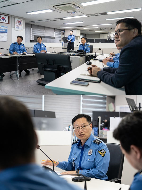 남해해경청은 10월 24일 태풍 '참피' 북상에 대비해 박재화 청장 주재로 상황점검회의를 갖고 있다.(사진제공=남해해경청)