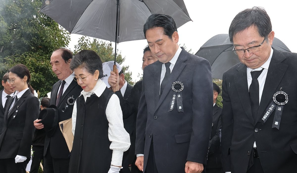 박정희 전 대통령 추모식에 참석한 인사들이 묵념을 하고 있다.(사진=연합뉴스)