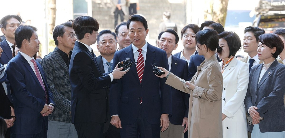 항소심 법정 향하는 오세훈 서울시장과 동료 의원들(사진=연합뉴스)