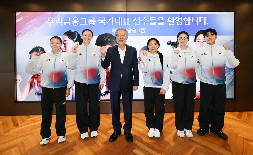 우리금융그룹은 지난 26일 서울 중구 본사에서 아이치·나고야 아시안게임 메달리스트 초청 격려 행사를 열고 선수들에게 포상금과 격려선물을 전달했다. (왼쪽부터) 근대5종 신수민 선수, 농구 강이슬 선수, 임종룡 우리금융그룹 회장, 근대5종 성승민 선수, 사격 양지인 선수, 근대5종 전웅태 선수가 기념 촬영을 하고 있다. 사진=우리금융그룹