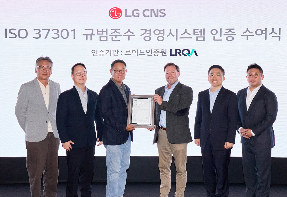 LG CNS CEO 현신균 사장(왼쪽에서 세번째)과 로이드인증원 글로벌커머셜어드바이저 스튜어트 켈리(오른쪽에서 세번째) 및 관계자들이 인증 수여식에서 사진 촬영하는 모습. 사진=LG CNS