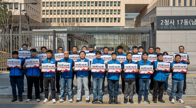 지난 3월 16일 공주석(첫째 줄 우측에서 4번째) 위원장을 비롯한 공노총 집행부와 임원들이 공무원의 노후소득 공백 문제를 방치한 정부를 규탄하는 기자회견 진행모습.(제공=공노총)