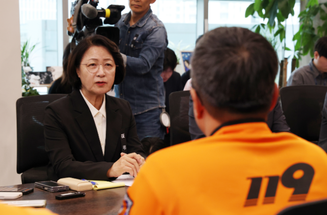 소방관들과 간담회 하는 추미애 경기도지사.(사진=연합뉴스)