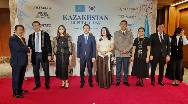 아이넷방송그룹 박준희 회장(사진 왼쪽 첫번째)가 28일 서울 중구 롯데호텔 크리스탈 볼륨에서 열린 카자흐스탄 공화국의 날 기념행사 참석자들과 기념촬영을 하고 있다.(사진제공=아이넷방송)