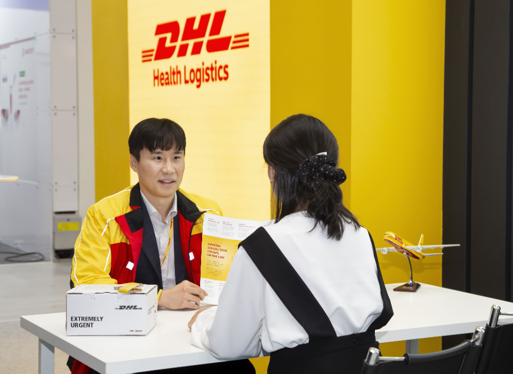 DHL 헬스 로지스틱스 공동 부스에서 방문객을 대상으로 ‘물류처방전’ 상담 이벤트를 진행하고 있다.