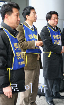 ▲김도영전공노법원본부장(좌)은이날대법원장에게직격탄을날렸고,한상희참여연대사법감시센터소장(가운데)도개인자격으로캠페인에참여해서명운동을활발히펼쳐눈길을끌었다.우측은김민배공동집행위원장